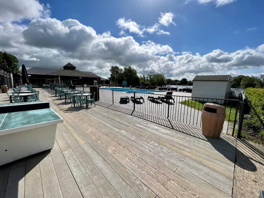 Villa Waters Edge, Hoburne Cotswolds South Cerney Exterior foto